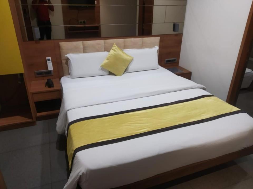 Hotel Avaante Ahmedabad Formerly Known As The Orchid Hotel ภายนอก รูปภาพ