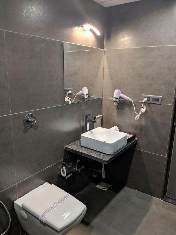 Hotel Avaante Ahmedabad Formerly Known As The Orchid Hotel ภายนอก รูปภาพ