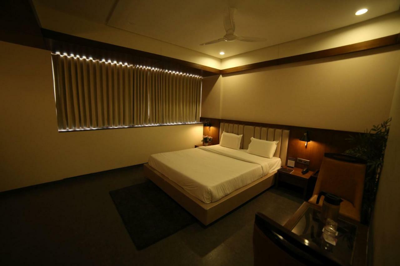 Hotel Avaante Ahmedabad Formerly Known As The Orchid Hotel ภายนอก รูปภาพ