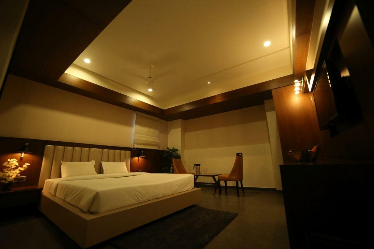 Hotel Avaante Ahmedabad Formerly Known As The Orchid Hotel ภายนอก รูปภาพ