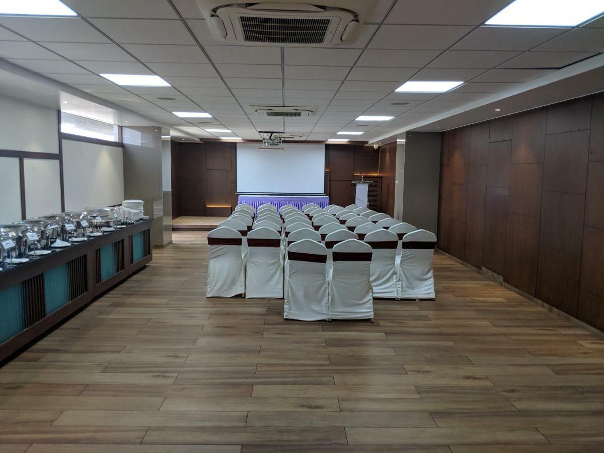 Hotel Avaante Ahmedabad Formerly Known As The Orchid Hotel ภายนอก รูปภาพ