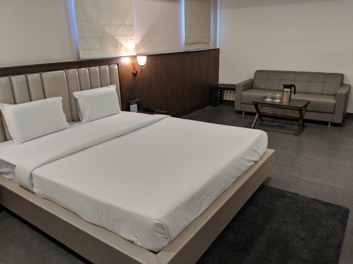 Hotel Avaante Ahmedabad Formerly Known As The Orchid Hotel ภายนอก รูปภาพ